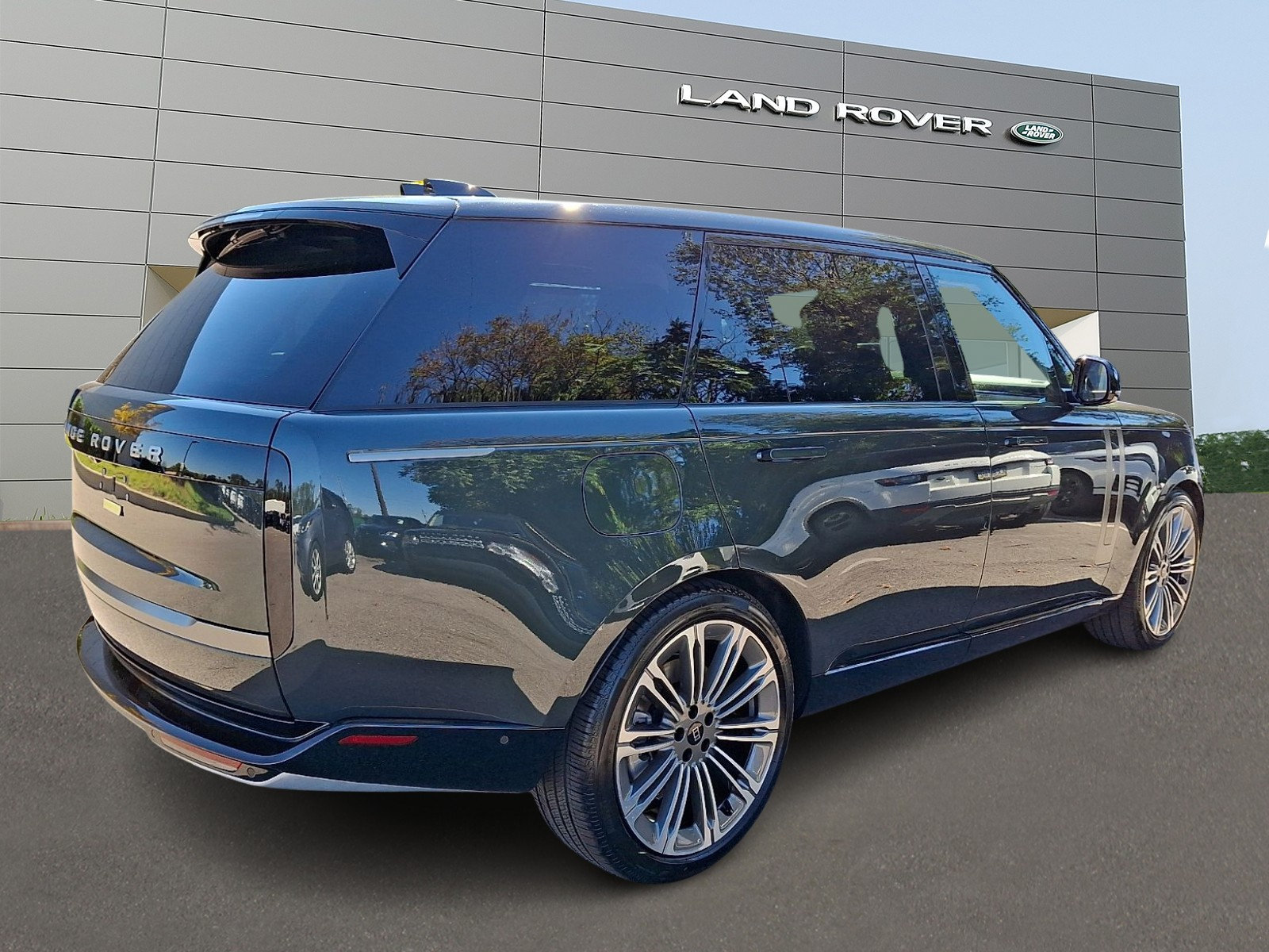 New 2027 Land Rover Range Rover Long Wheelbase SE AWD/4WD image 2