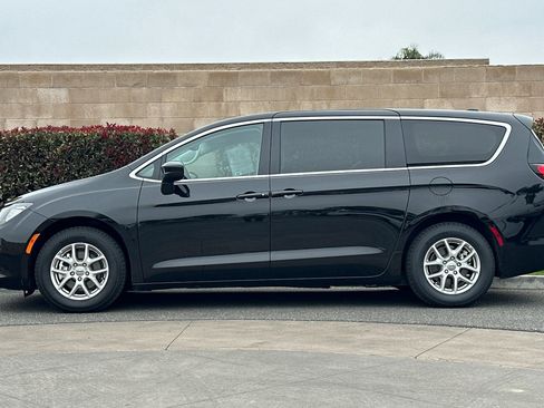 Used 2024 Chrysler Voyager LX image 7