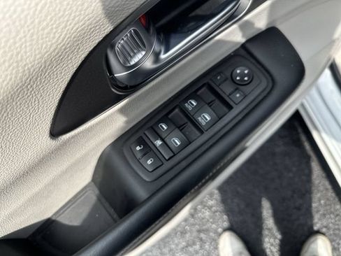 Used 2024 Chrysler Pacifica Limited FWD image 17