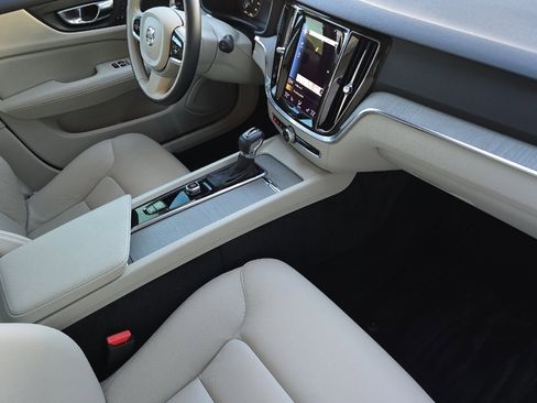 Used 2022 Volvo V60 T5 Cross Country w/ Advanced Package image 16