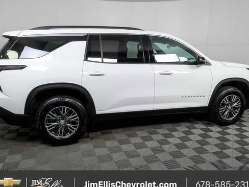 Certified 2025 Chevrolet Traverse LT FWD image 2