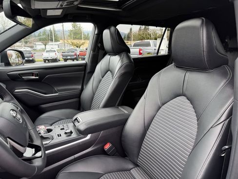 Used 2025 Toyota Highlander XSE image 15