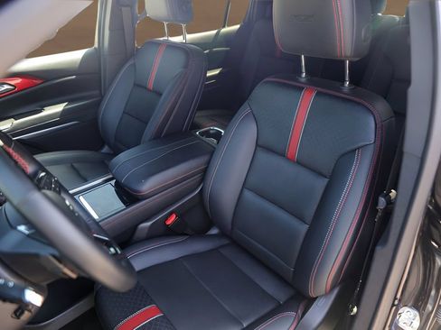 Used 2025 Chevrolet Traverse RS FWD image 7