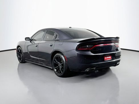 Used 2017 Dodge Charger SE w/ Blacktop Package RWD image 3