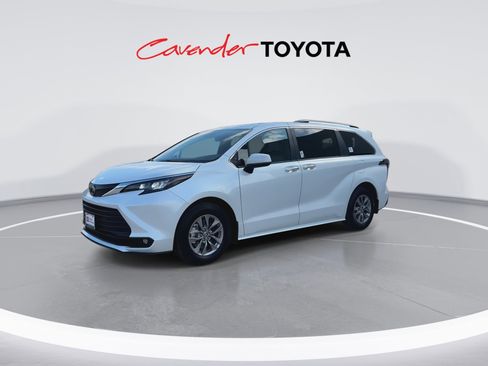 Certified 2026 Toyota Sienna XLE image 4