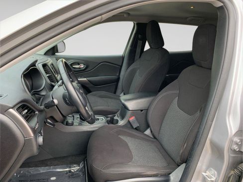 Used 2020 Jeep Cherokee Latitude w/ Cold Weather Group image 19