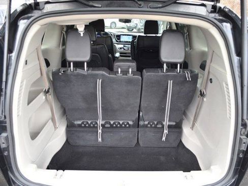 Used 2023 Chrysler Pacifica Touring-L image 37