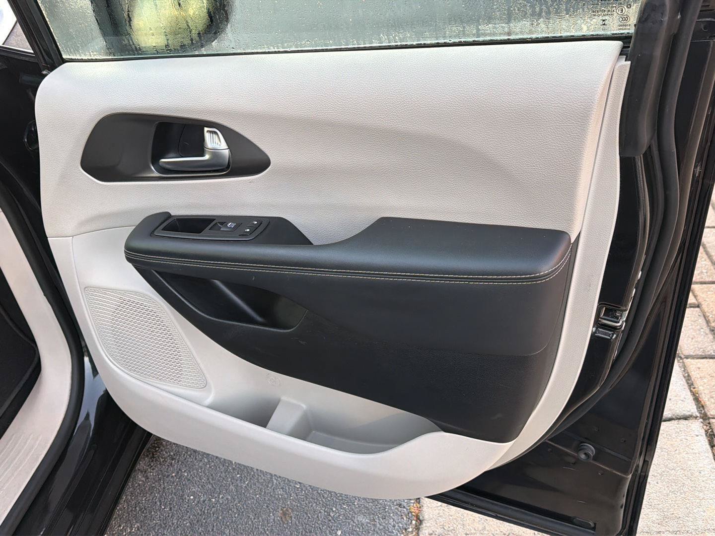 Used 2023 Chrysler Pacifica Touring-L FWD image 15