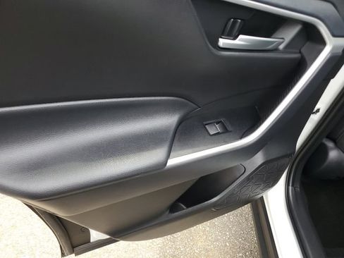 Used 2025 Toyota RAV4 XLE AWD/4WD image 28