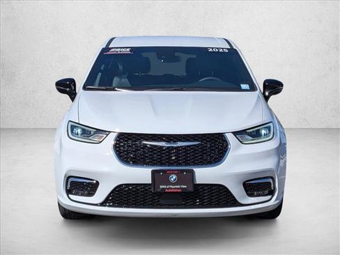 Used 2025 Chrysler Pacifica Select image 2