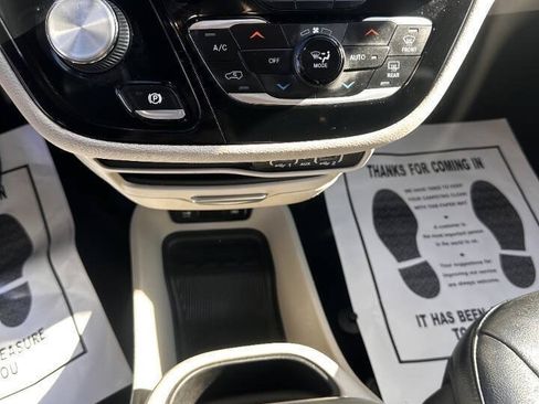 Used 2021 Chrysler Pacifica Touring-L FWD image 15