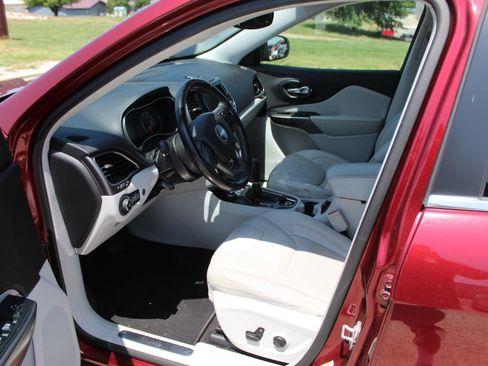Used 2020 Jeep Cherokee Limited w/ Luxury Group AWD/4WD image 10