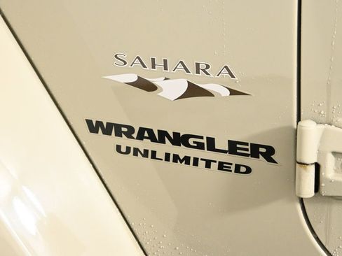 Used 2017 Jeep Wrangler Unlimited Sahara w/ Connectivity Group image 31
