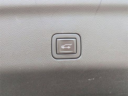 Used 2023 GMC Yukon SLT image 35