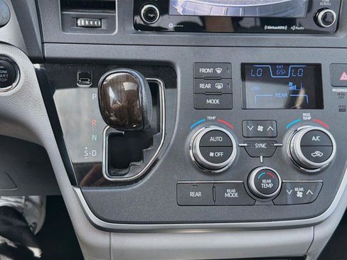 Used 2020 Toyota Sienna XLE AWD/4WD image 14