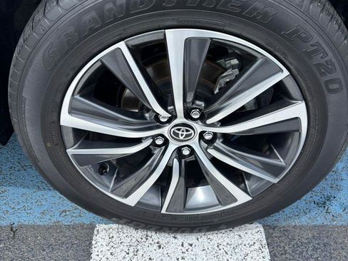Used 2021 Toyota Venza LE AWD/4WD image 30