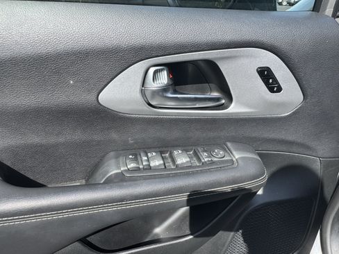 Used 2025 Chrysler Pacifica Limited FWD image 12