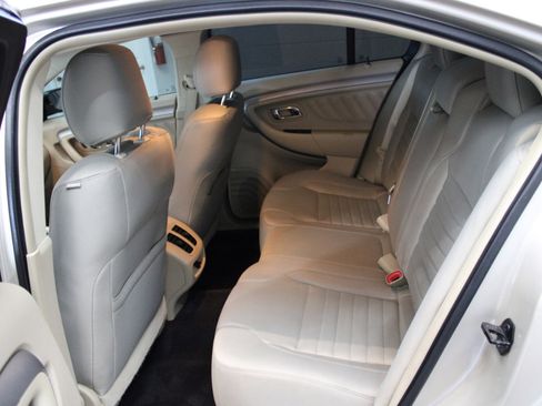 Used 2018 Ford Taurus SE image 12