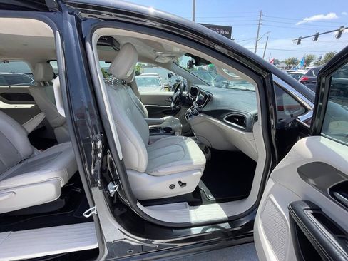 Used 2021 Chrysler Pacifica Touring-L FWD image 20