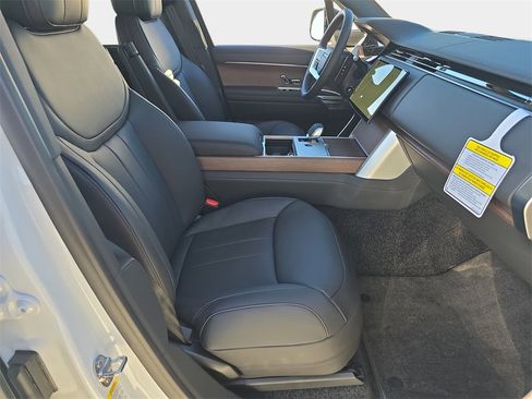 New 2025 Land Rover Range Rover Long Wheelbase SE image 10