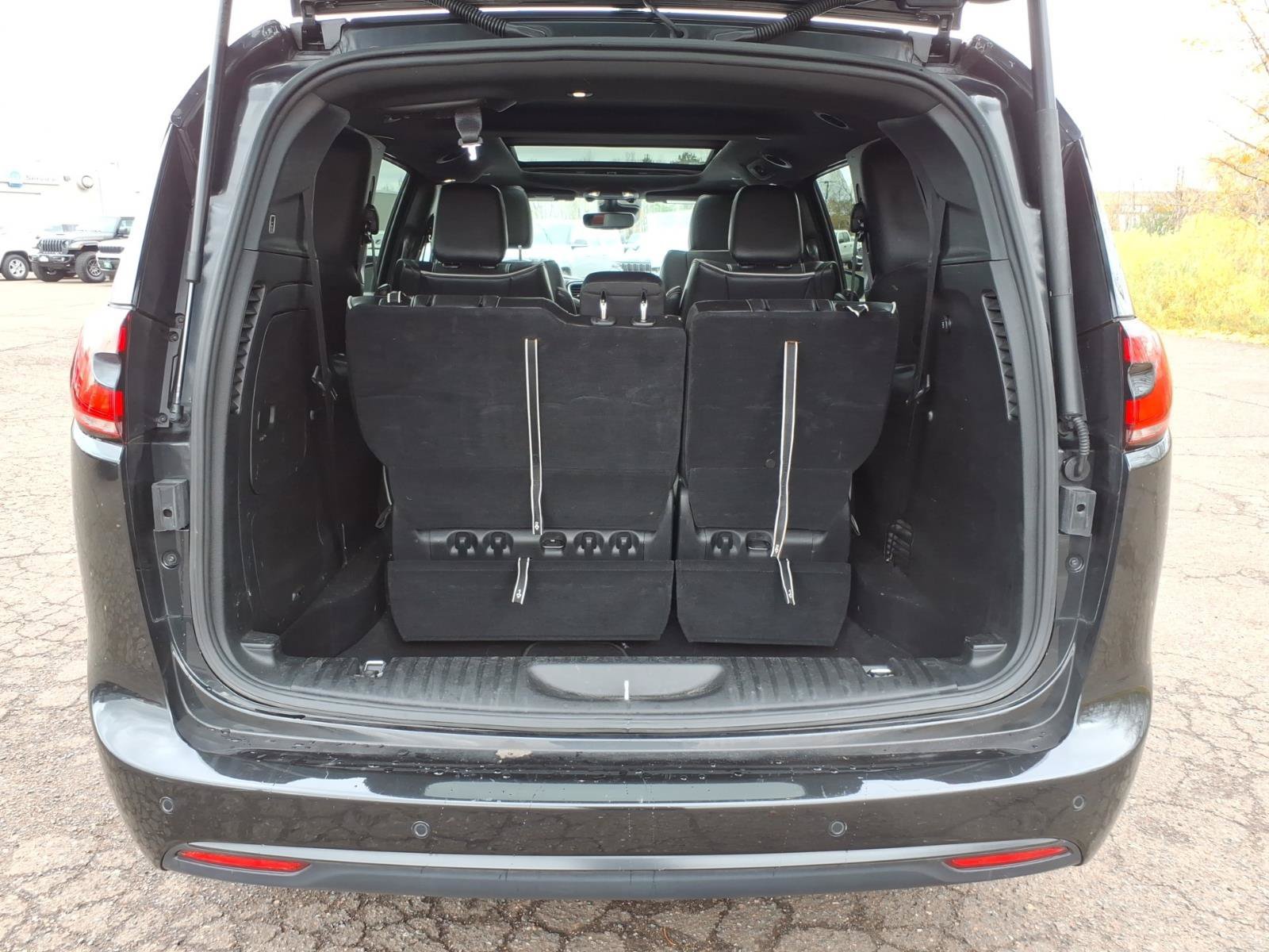Used 2024 Chrysler Pacifica Premium FWD image 16