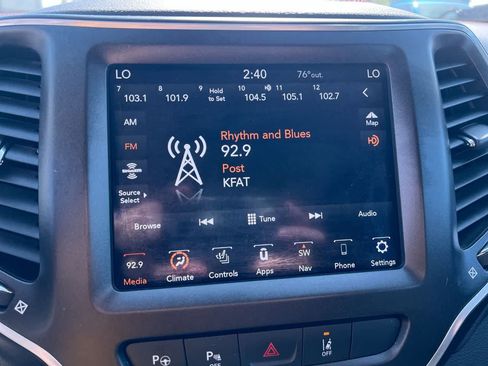 Used 2020 Jeep Cherokee Trailhawk w/ Technology Group AWD/4WD image 16