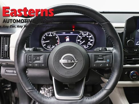 Used 2022 Nissan Pathfinder SL AWD/4WD image 11