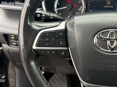 Used 2023 Toyota Highlander XLE image 16