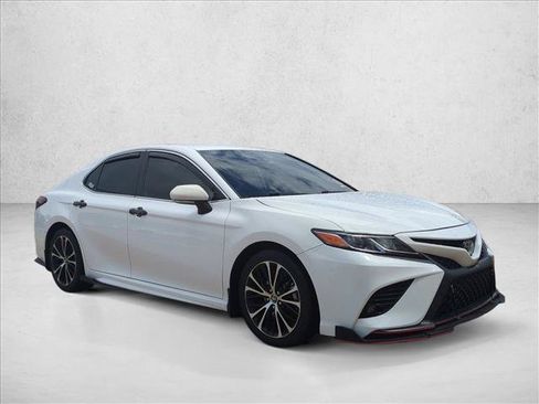 Used 2020 Toyota Camry SE FWD image 3