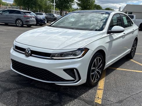 Certified 2025 Volkswagen Jetta SE w/ Sunroof Package FWD image 8