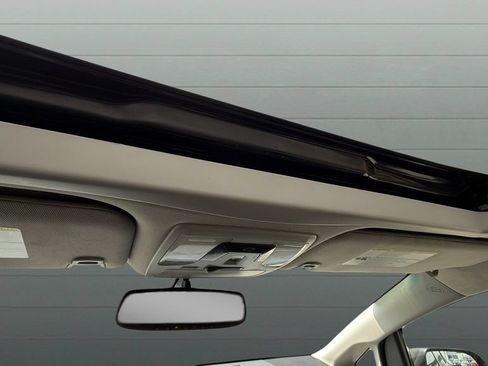 Used 2017 Toyota Sienna SE Premium FWD image 24