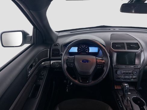 Used 2018 Ford Explorer XLT w/ Equipment Group 202A image 17