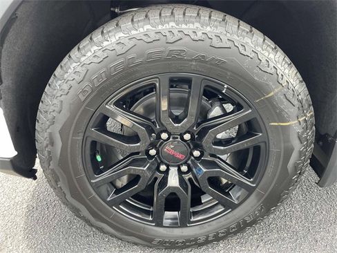 New 2025 GMC Sierra 1500 Elevation image 6