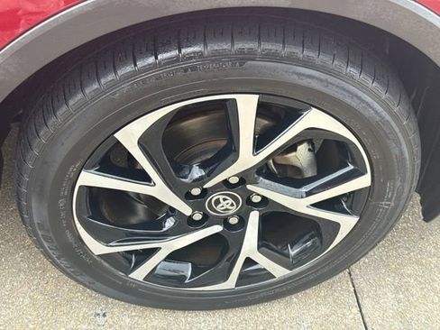 Used 2018 Toyota C-HR XLE FWD image 14