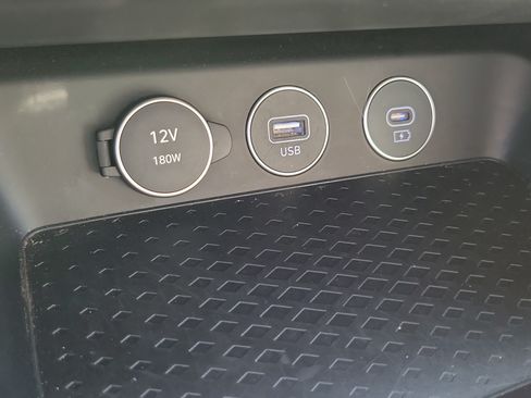 Used 2025 Genesis G70 2.5T RWD image 11