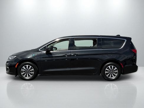 Used 2023 Chrysler Pacifica Touring-L FWD image 2