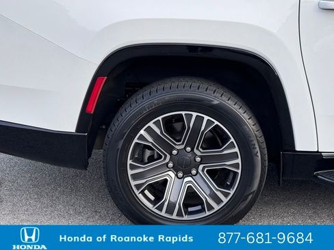 Used 2024 Jeep Wagoneer L Series II image 42