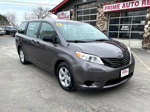 Used 2012 Toyota Sienna w/ Towing Pkg FWD image 1