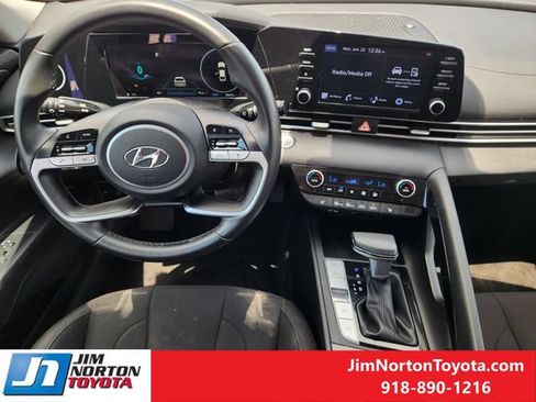 Used 2022 Hyundai Elantra SEL w/ Convenience Package FWD image 28