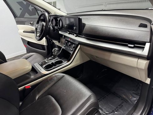 Used 2024 Kia Carnival LX FWD image 54