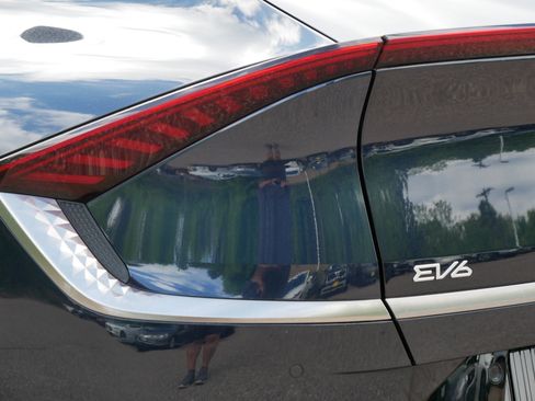 Certified 2023 Kia EV6 Wind AWD/4WD image 17