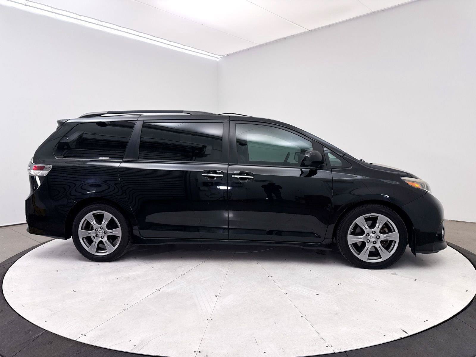 Used 2017 Toyota Sienna SE Premium FWD image 29