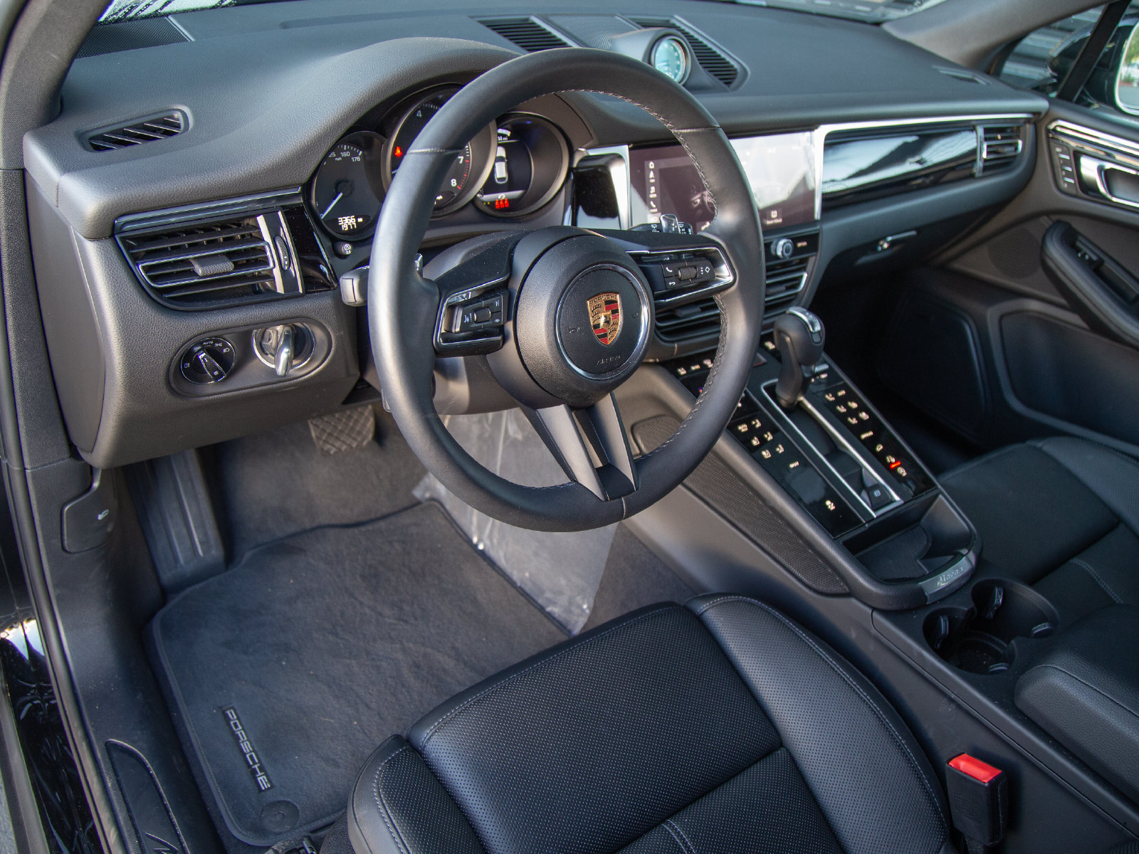 Certified 2026 Porsche Macan AWD/4WD image 4