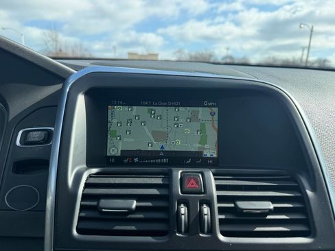 Used 2016 Volvo XC60 T6 R-Design Platinum image 13