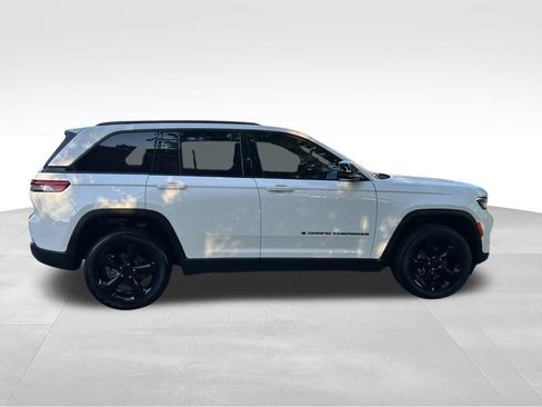 Used 2025 Jeep Grand Cherokee Altitude AWD/4WD image 6