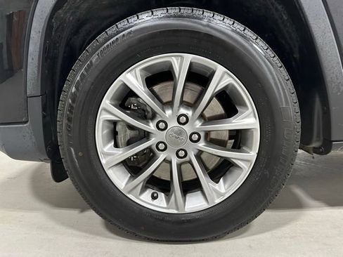Used 2019 Jeep Cherokee Latitude Plus w/ Cold Weather Group AWD/4WD image 25