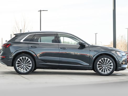 Used 2019 Audi e-tron Prestige w/ Prestige Package image 3