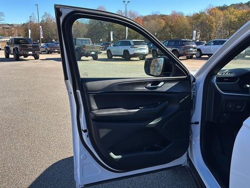 Used 2024 Jeep Grand Cherokee Altitude image 9