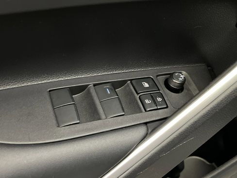 Used 2024 Toyota Corolla Cross SE image 13