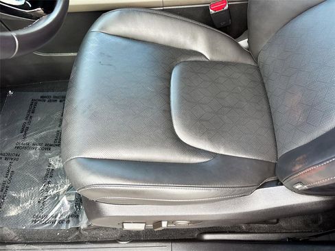Used 2025 Kia Carnival FWD image 20